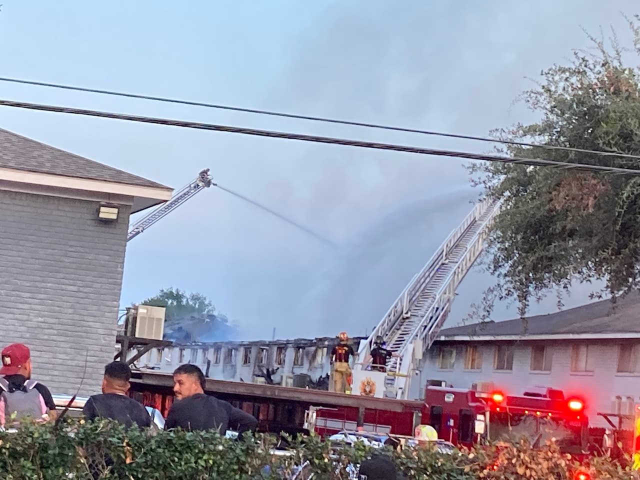 La Cruz Roja está ofreciendo
<b>asistencia a las familias que han perdido su vivienda debido al siniestro.</b>
<br>