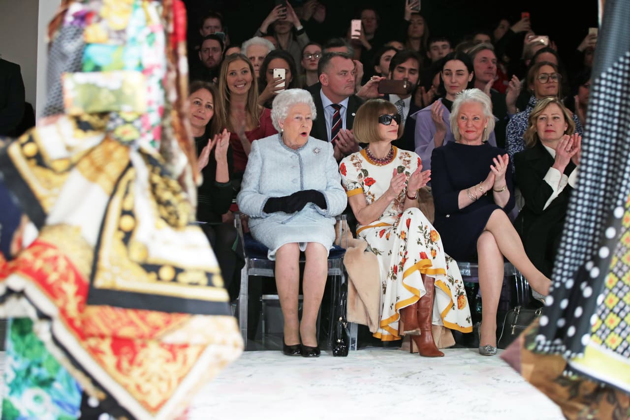 La reina Isabel II usó para el evento un vestido gris perlado de la diseñadora Angela Kelly.