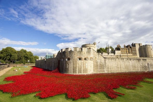 Tower of London. En este espectacular y célebre castillo, escucharán espeluznantes historias de prisioneros y fantasmas.