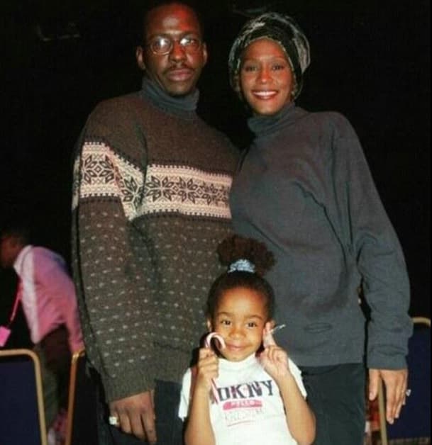 Bobbi fue testigo de los problemas de drogas, los paparazzi y las peleas entre sus padres.