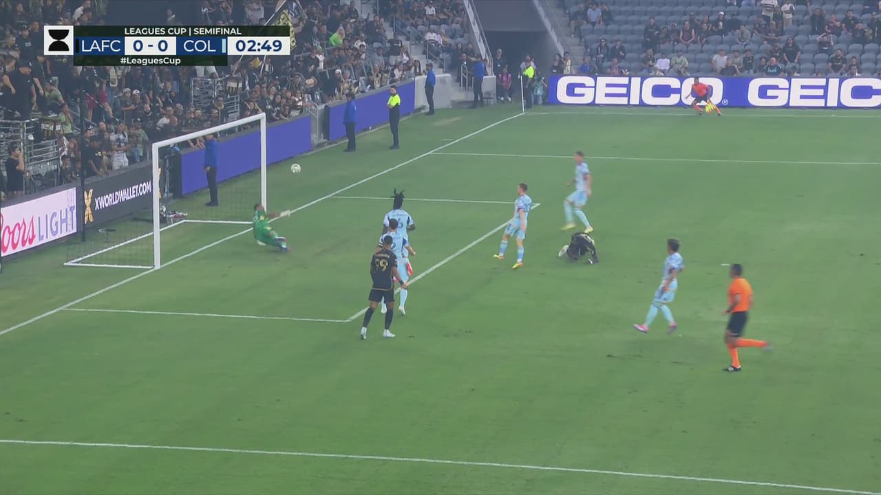 ¡Zack Steffen se viste de héroe y salva en la línea al Colorado!