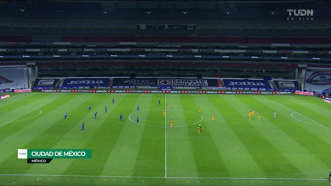 Arranca el partido y la pelota está en juego.