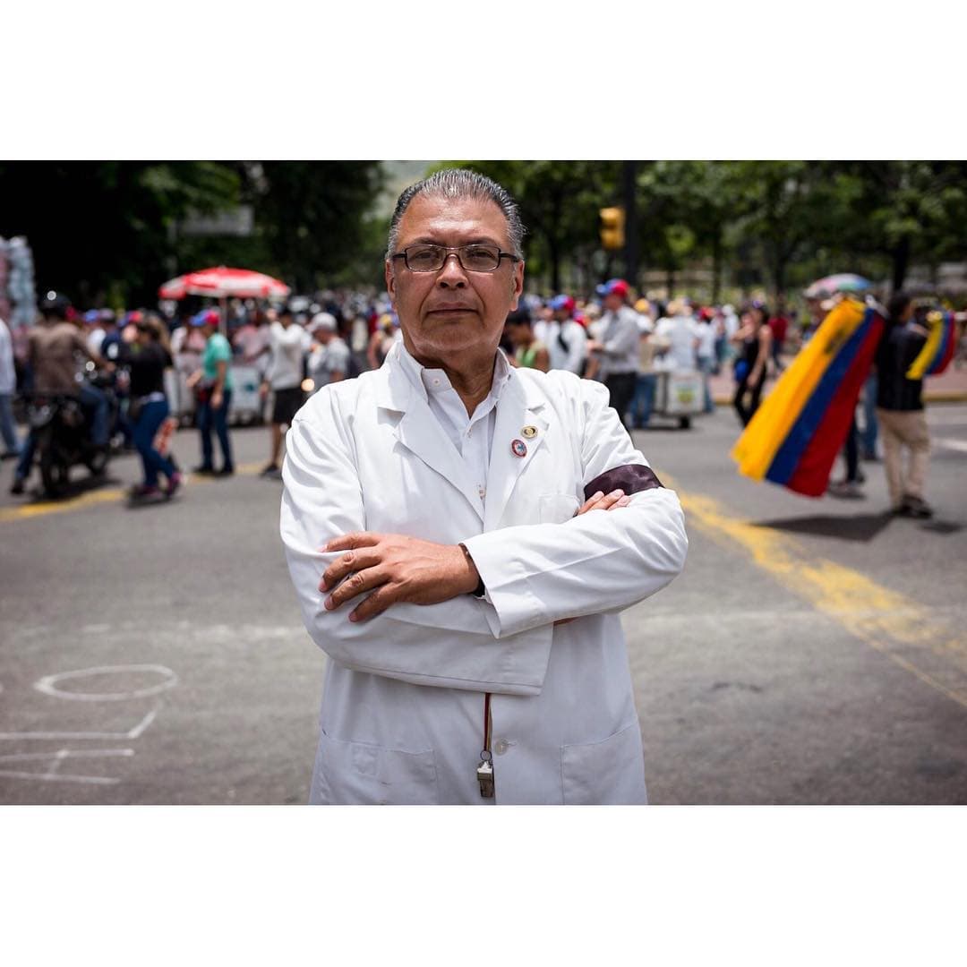 <b><a href="https://www.instagram.com/p/BUanK1JgfAi/?taken-by=prodavinci">Huniades Urbina Medina</a>, 58 años, presidente de la Sociedad Venezolana de Puericultura y Pediatría, director del postgrado de Medicina Crítica Pediátrica,</b> 
<b>Hospital de Niños JM de los Ríos</b>. “Los pacientes que ingresan a terapia intensiva necesitan un soporte vital de algún órgano o de algún sistema. Cuando no tenemos cómo dar ese soporte por falta de cupos o de medicamentos, presenciamos en muchas ocasiones la muerte de ese paciente. 
<b>Es una muerte asistida porque están los médicos allí, pero no tenemos rayos X, ni insumos.</b> Tener que decirle a una madre que su niño se pudo haber salvado, pero que por falta de insumos y de equipos no se logró, es muy doloroso. Para los profesionales en formación es doblemente duro porque son jóvenes que tienen la ilusión de que pueden salvar una vida. Pero tienen las manos atadas. A los residentes de posgrado, tanto de pediatría como de terapia intensiva, debo mostrarles procedimientos que se hacen en el mundo y que no podemos hacer en Venezuela, métodos y tratamientos que aplicábamos aquí hace 20 años. Es muy difícil dar una clase en teoría, cuando los médicos nos hacemos con la práctica. No tener lo necesario para ofrecer un diagnóstico oportuno te marca como profesional. Era jefe del servicio de urgencia de terapia intensiva, pero me despidieron por no estar de acuerdo con el gobierno y denunciar las verdades”. Testimonio y foto: 
<a href="https://www.instagram.com/indirapop/">Indira Rojas</a> y 
<a href="https://www.instagram.com/@aka2863">Andrés Kerese</a>.