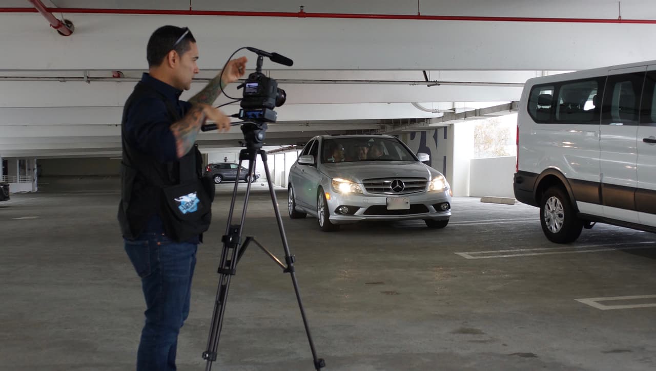 En un carro gris entraron los muchachones de
<a href="https://www.facebook.com/Calibre50Musica/"> Calibre 50.</a>