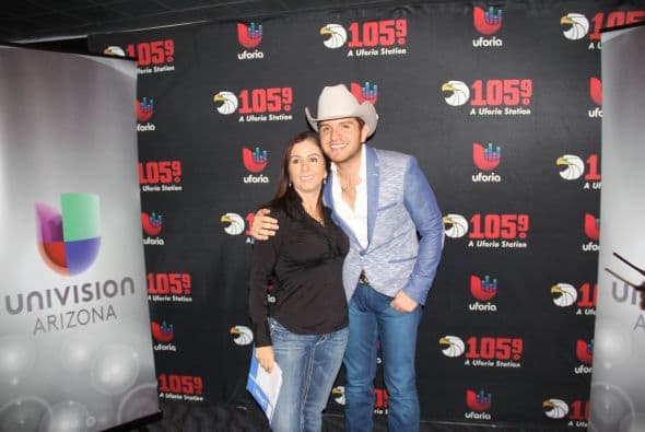 El Dasa no solo deleitó a sus fans con su voz y carisma, también compartió con ellos tomándose fotos antes del concierto. 