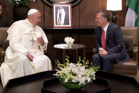 El Papa y el Rey de Jordania dialogan luego de los saludos de protocolo.
