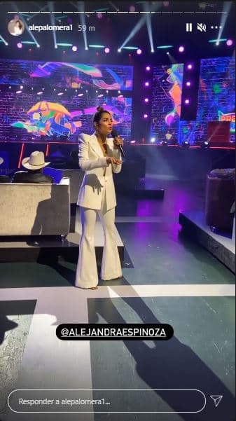 Su tercer look consistió en un traje sastre color blanco, de pantalones acampanados del diseñador Hakan Akkaya.