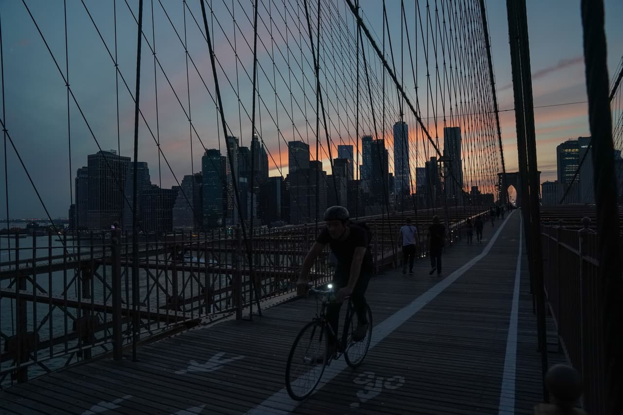Según el plan, la ciudad prohibirá los coches en el carril interior del lado de Manhattan del puente de Brooklyn para construir un carril bici de doble sentido.