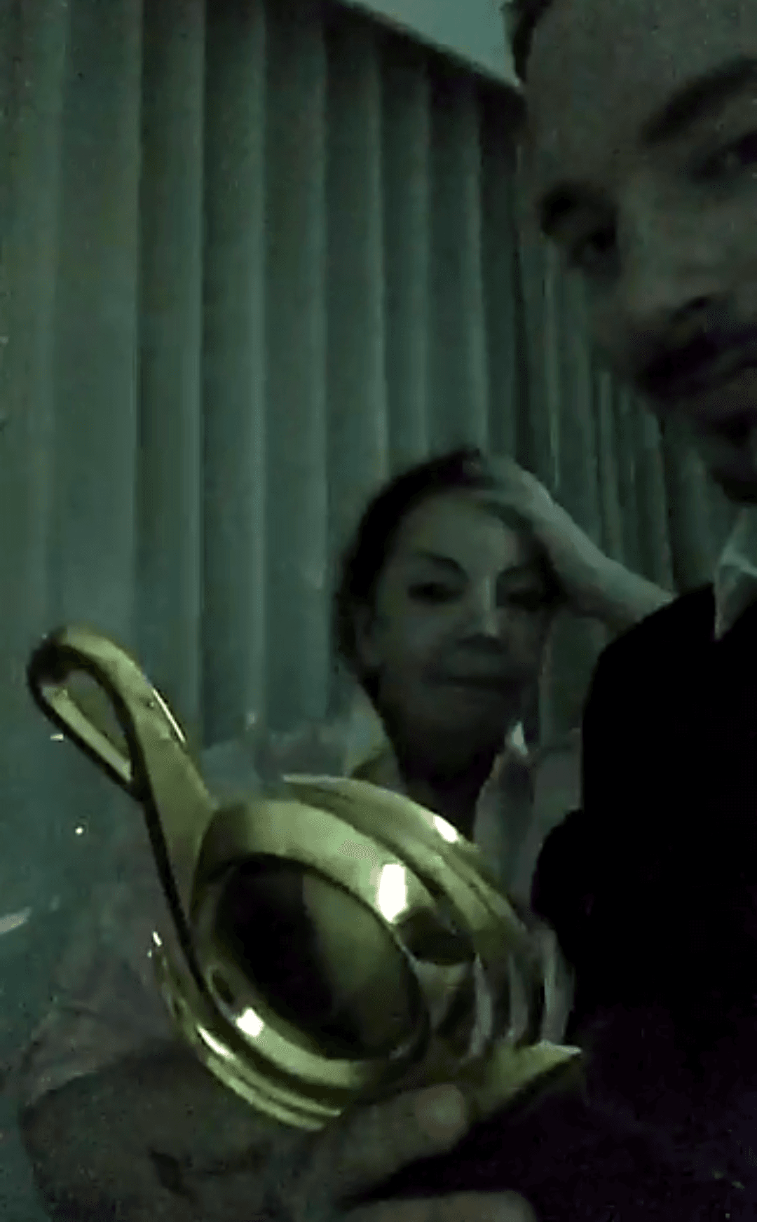 Se divirtieron juntos un rato discutiendo el premio. Puro amor de familia.