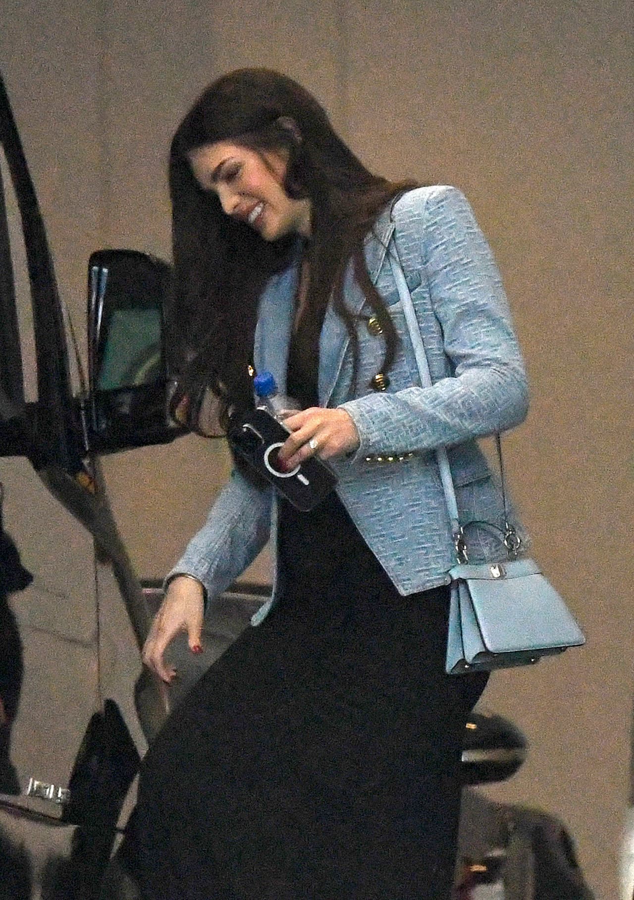 La cual combinó con un pequeño bolso del mismo color. Además lucía su enorme anillo de casada.