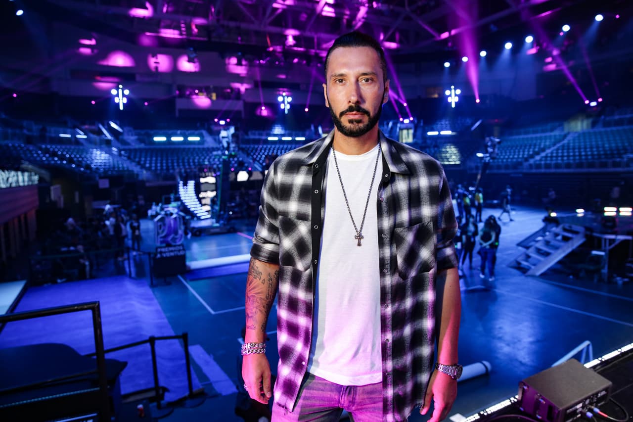 El DJ Cedric Gervais también acudió al ensayo. Llegó usando pantalón de mezclilla, playera blanca y una camisa a cuadros. El francés actuará al lado de Silvestre Dangond, en una colaboración memorable.