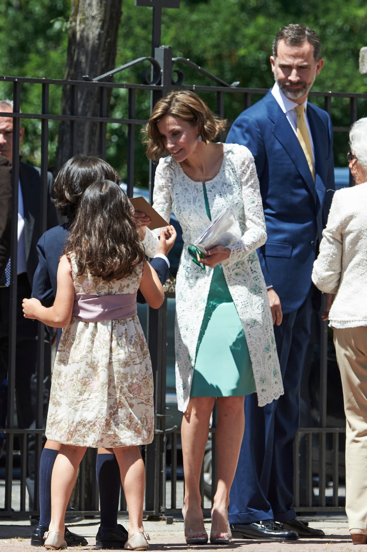 Mientras que optó por un peinado con una raya de lado y ondas muy marcadas.