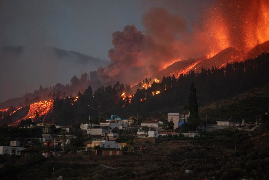 "Esa lengua de lava engulle todo lo que va encontrando a su paso", describió
<a href="https://www.rtve.es/noticias/20210920/erupcion-volcan-palma-ultima-hora/2172400.shtml" target="_blank">Mariano Hernández Zapata</a>, presidente del Cabildo de La Palma, en
<i>Televisión Española. </i>
<b>"Es dramático ver como muchos proyectos de vida desaparecen"</b>, agregó.