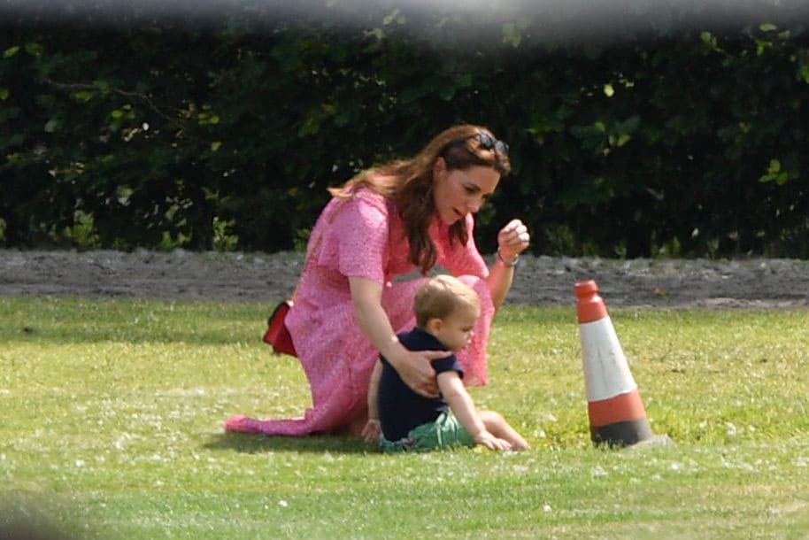 "Una de las 
<b><a href="https://www.univision.com/famosos/las-ultimas-fotos-del-principe-louis-por-que-kate-middleton-muestra-tan-poco-a-su-hijo-pequeno-fotos" target="_blank">primeras palabras de Louis fue 'Mary'</a></b>, porque justo a su altura están todos mis libros de cocina en la estantería de la cocina", detalló.
<br>