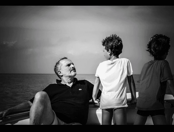 Actualmente, Diego y Tadeo (en la foto) tienen ocho años, mientras que Ivo y Telmo tienen seis y viven con la expareja de Bosé, quien es el padre biológico de estos.