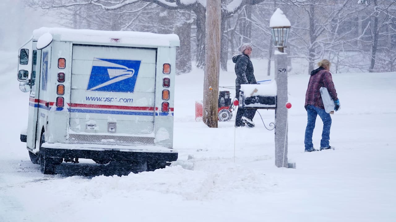Un empleado del Servicio Postal de Estados Unidos entrega un paquete en una calle nevada de East Derry, New Hampshire, en la mañana del 7 de enero.
<br>
<br>El noroeste del país se ha visto afectado por
<a href="https://www.univision.com/local/nueva-york-wxtv/sigue-advertencia-tiempo-invernal-hasta-medio-dia">una tormenta que se desplazó desde el sur</a>, donde dejó más de 6 pulgadas de nieve en algunas zonas.
<br>