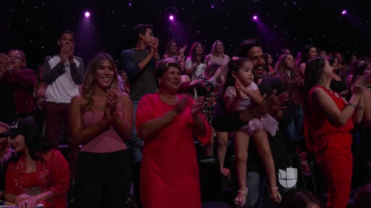 Toda la familia se puso de pie para aplaudirle.