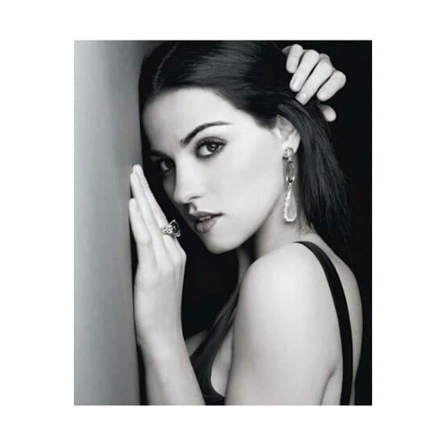 Con o sin maquillaje esta estrella logra lucir muy guapa y mucho se lo debe a sus hermosas facciones.