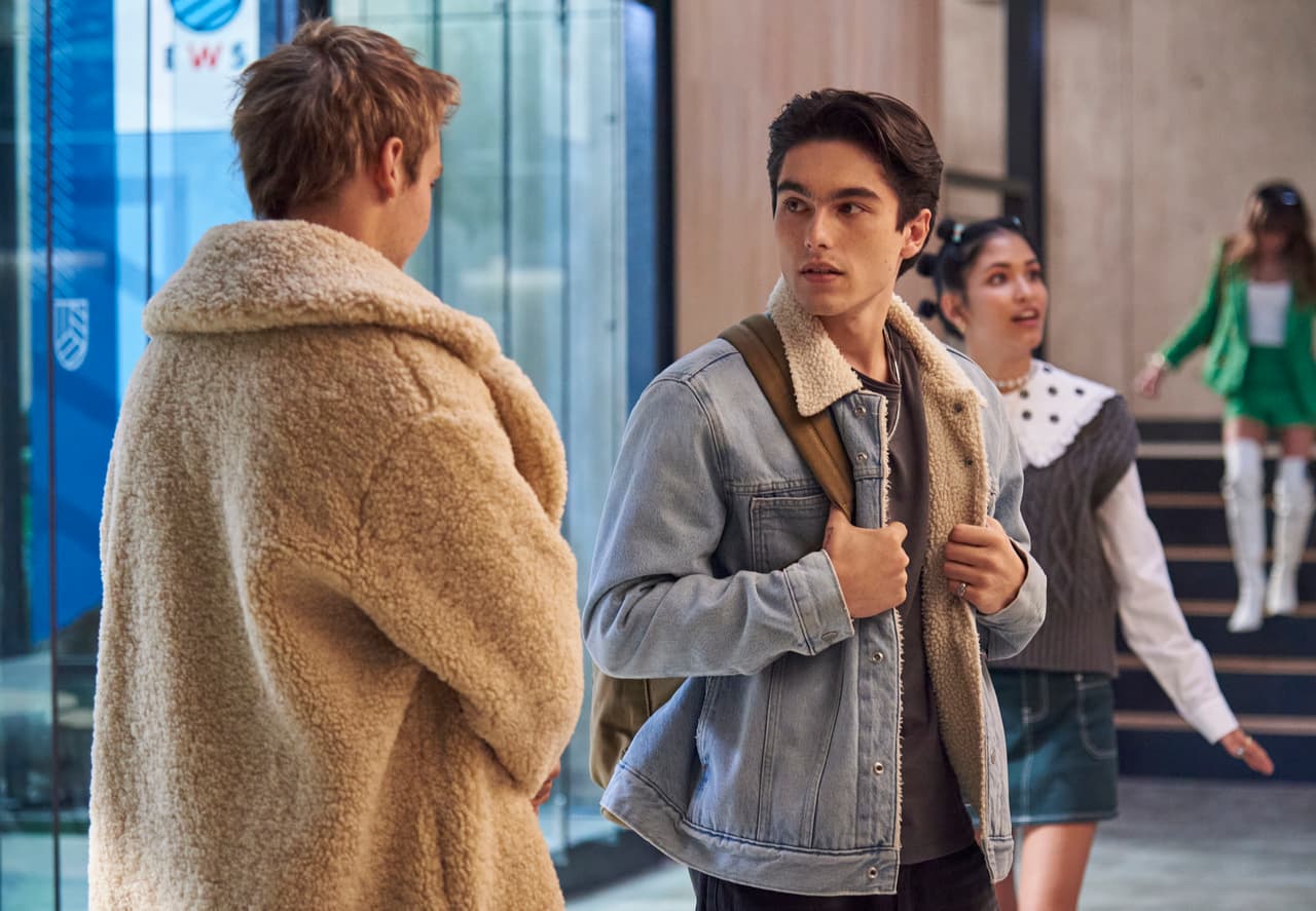 <b>Sergio Mayer Mori</b>
<br>El chico de 23 años es el primogénito de Bárbara Mori y Sergio Mayer. Actualmente su nombre está cobrando muchísima relevancia porque
<a href="https://www.univision.com/famosos/sergio-mayer-mori-rbd-pide-perdon">aparecerá en el ‘remake’ de ‘Rebelde’</a>, el cual fue producido por Netflix y se estrenará en 2022.