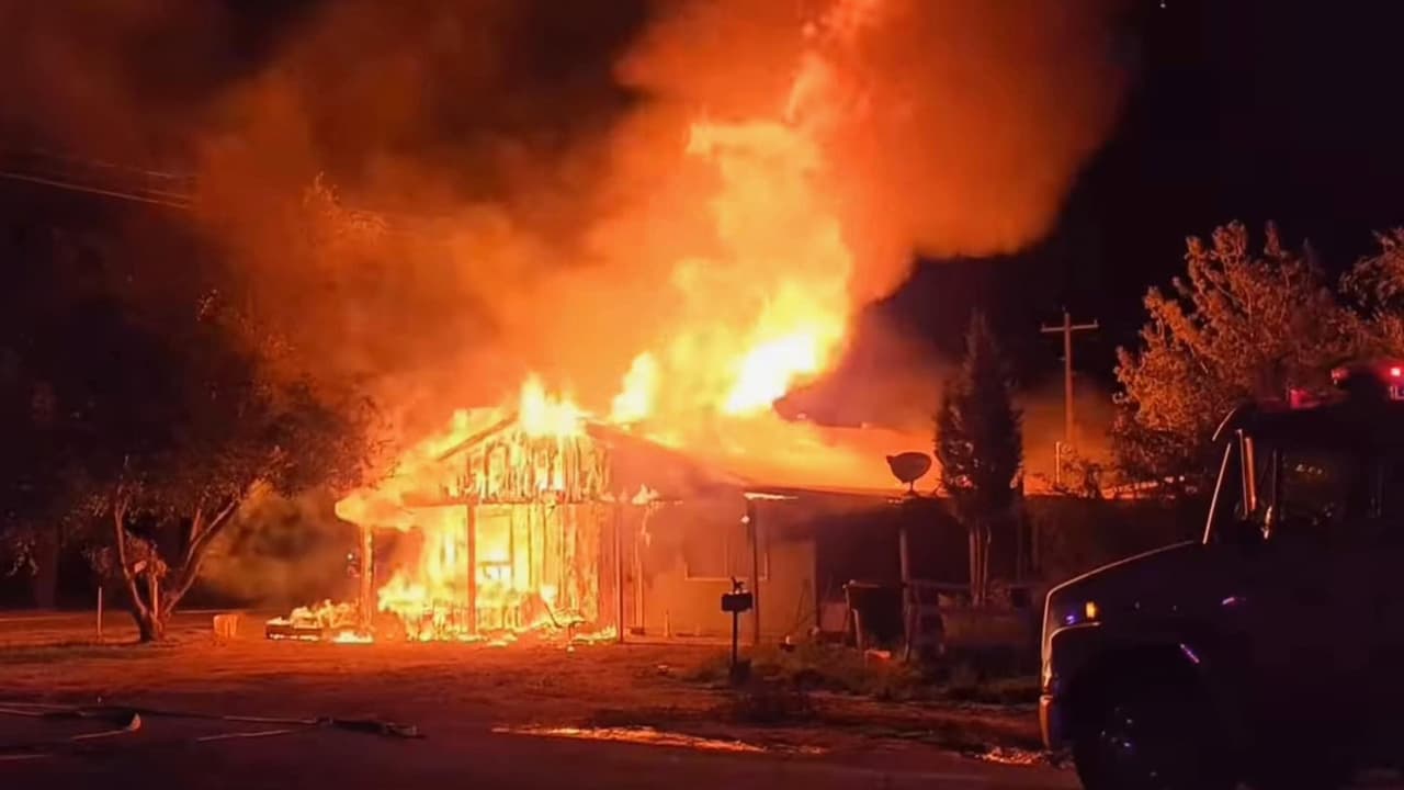 Una vivienda quedó envuelta en llamas y destruida, después de que aparentemente explotara una batería portátil cuando era cargada.