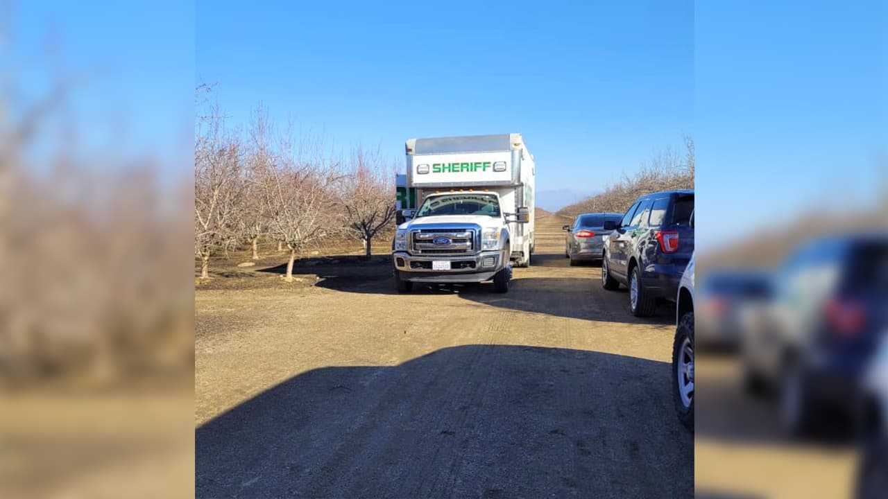 Hallan el cuerpo de un hombre muerto en un campo en Orchard