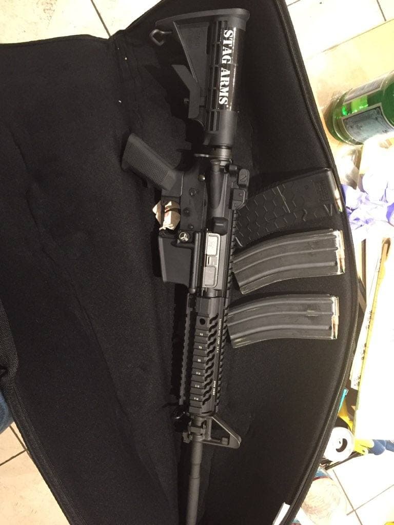 Este es el rifle de asalto AR 15 que fue decomisado durante la redada.