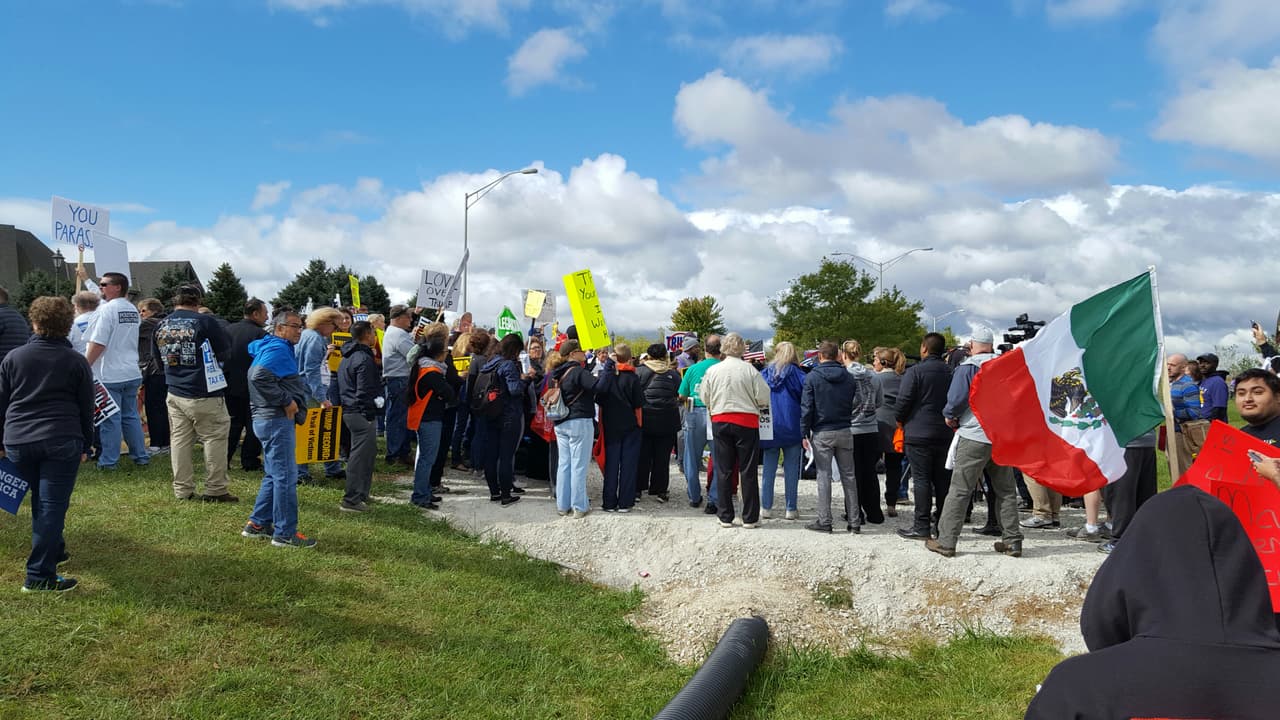 Antes de su llegada, autoridades encontraron grafitis con mensajes dirigidos a Trump en la puerta principal del edificio.
