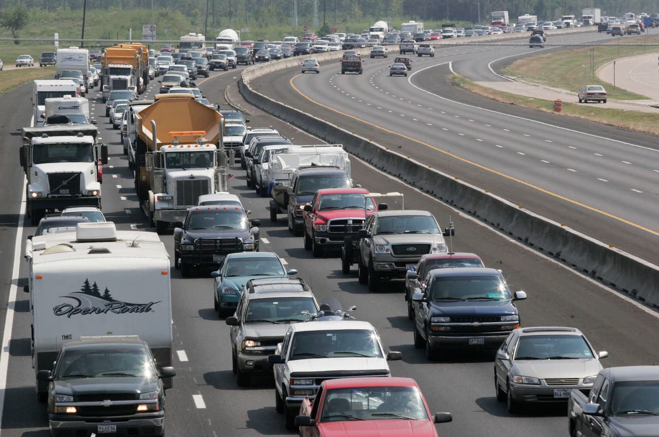 Ciudadanía de los Estados Unidos o, si no es ciudadano, evidencia de presencia legal, residencia de Texas, ID, número de seguridad social y evidencia de registro de vehículos de Texas para cada vehículo que posea.