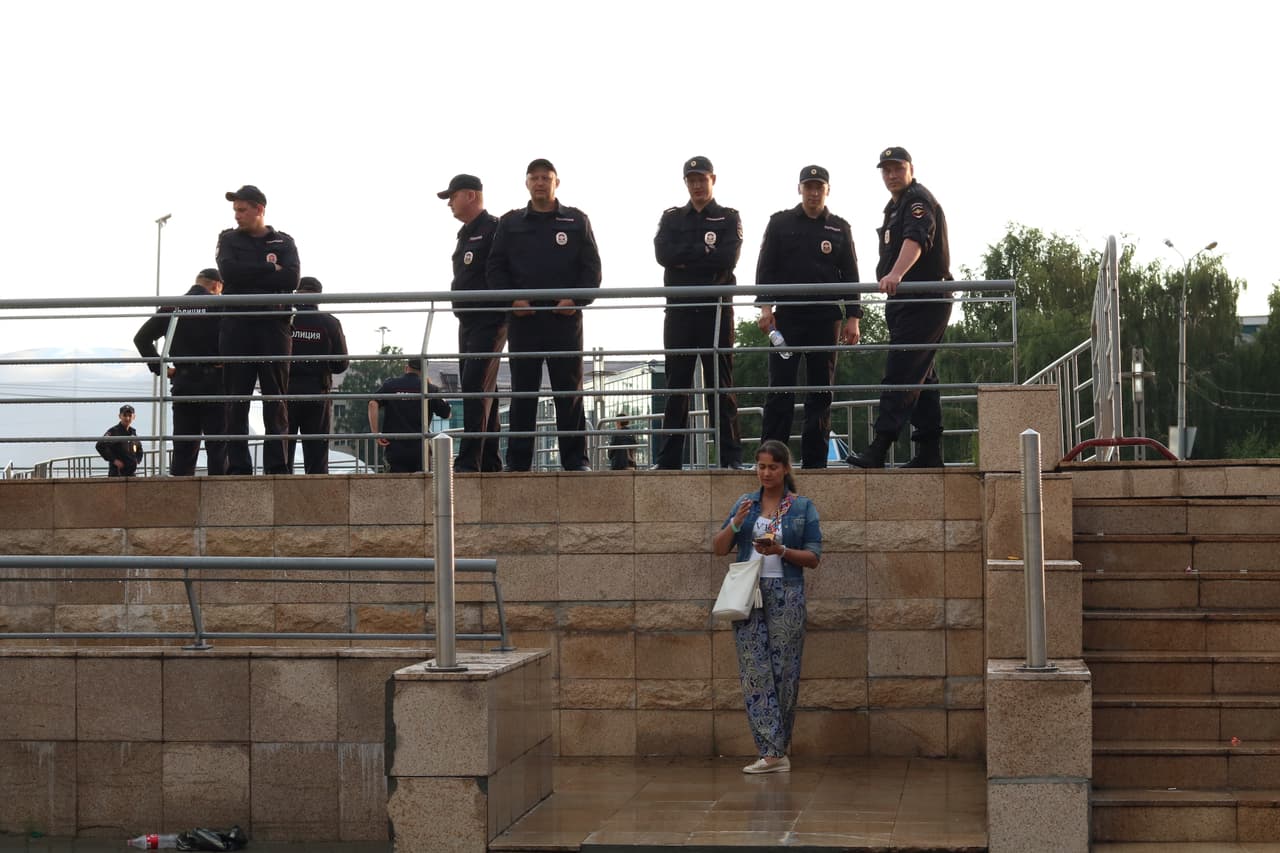 Decenas de policías locales y de la policía militar aparecieron para resguardar el hotel en el que se hospeda el pentacampeón del mundo.