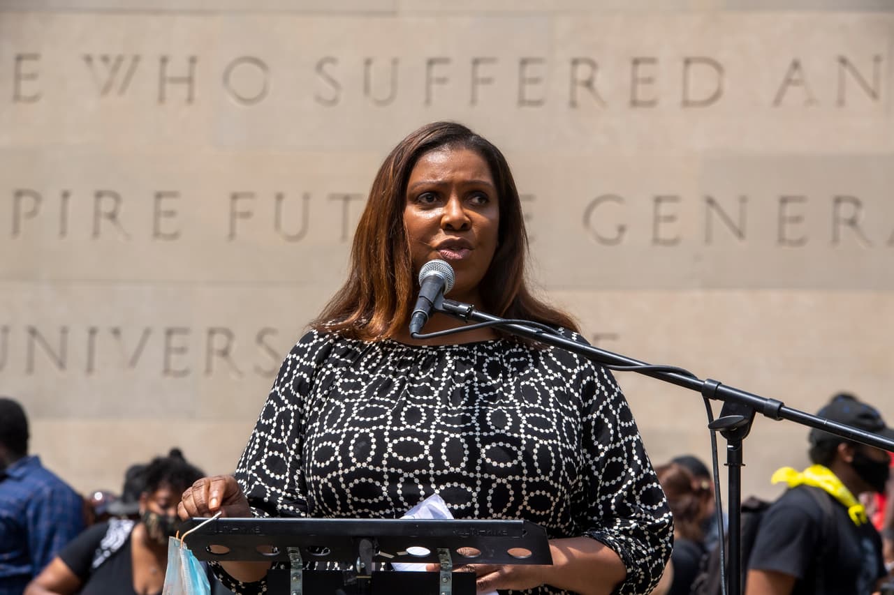 "Hoy se cierra un capítulo triste para todo Nueva York, pero es un paso importante hacia la justicia. Agradezco al gobernador Cuomo sus contribuciones a nuestro estado. El ascenso de nuestra vicegobernadora, Kathy Hochul, ayudará a Nueva York a entrar en un nuevo día. Debemos seguir construyendo sobre el progreso ya realizado y mejorar la vida de los neoyorquinos en cada rincón del estado. Sé que nuestro estado está en buenas manos con la vicegobernadora Hochul al frente, y espero seguir trabajando con ella", dijo la Fiscal General Letitia James.