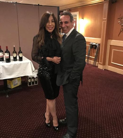 Él es un empresario que se dedica al rubro de la construcción.