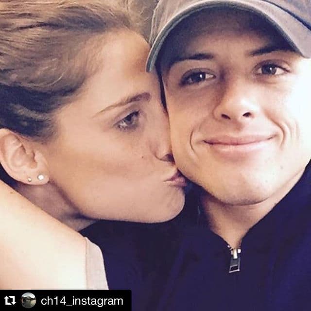 Aunque ha tenido diversas parejas, hasta ahora 'Chicharito' solo se ha comprometido con una: la reportera española Lucía Villalón.