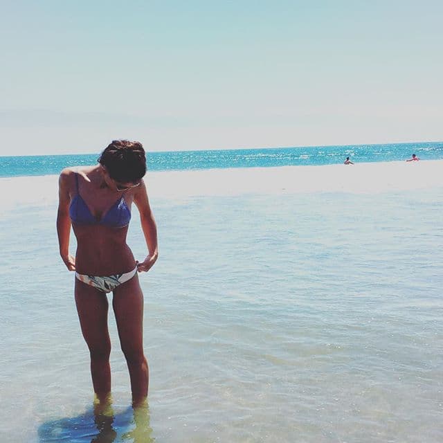 No es la primera vez que Lucía nos deleita con un retrato en bikinazo.