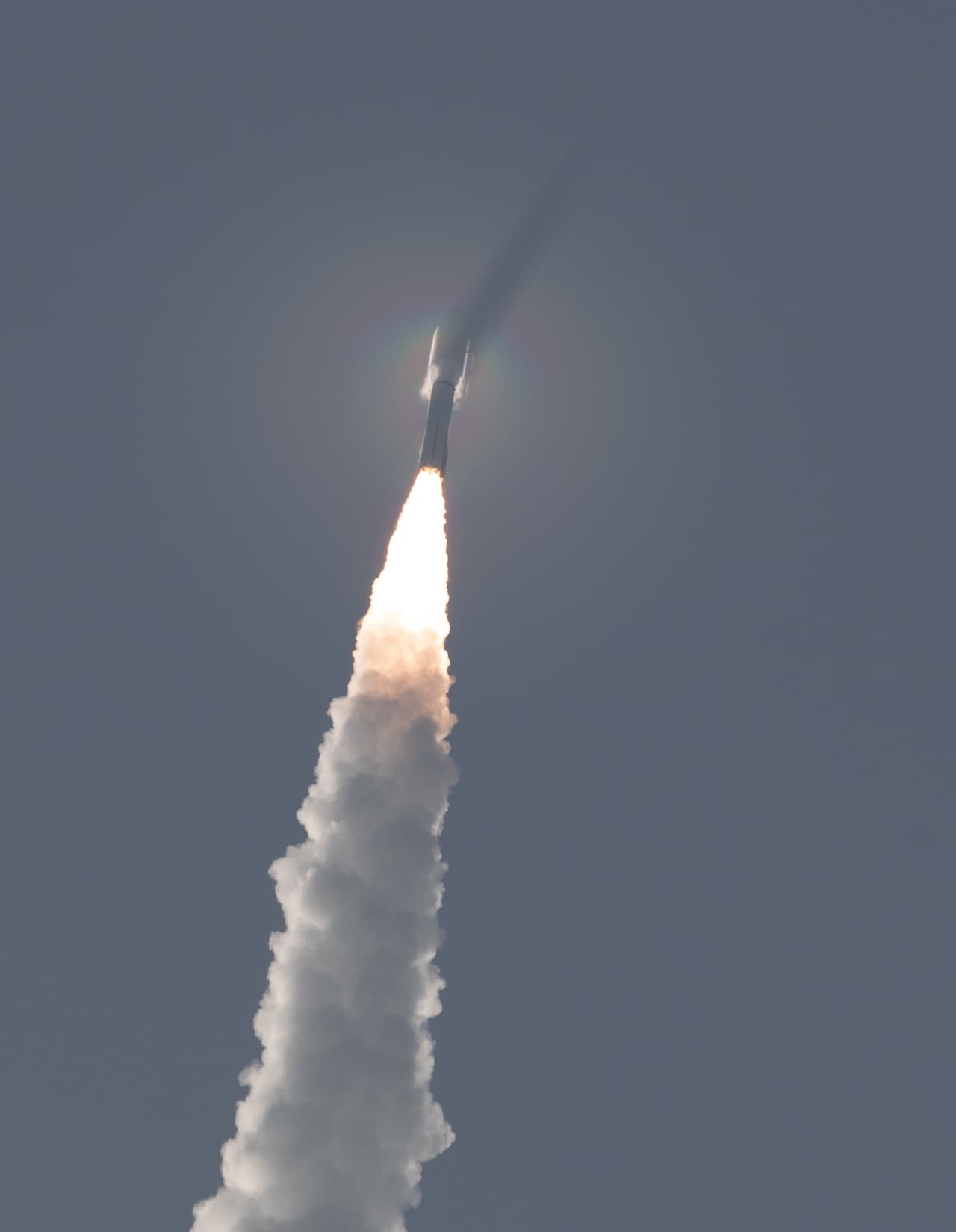 China y Emiratos Árabes Unidos lanzaron la semana pasada con sus propias misiones al planeta rojo, y las tres deberían llegar a su destino en febrero de 2021, después de un viaje de siete meses y 300 millones de millas. En la fotografía el cohete Atlas V con la sonda perseverance a bordo, unos segundos después del despegue en Florida.