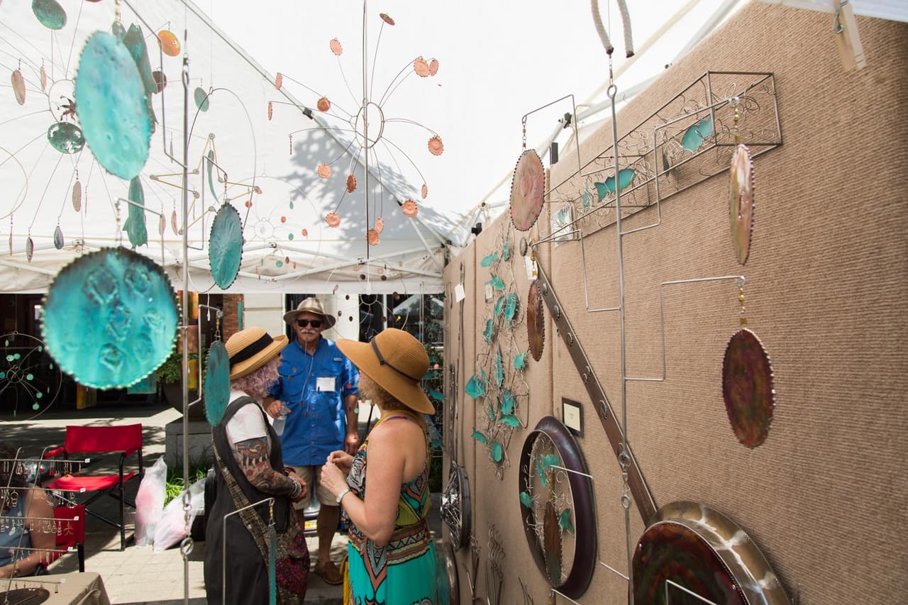 Todo estará disponible para la compra, incluyendo pintura, fotografía, cerámica, joyería, carpintería y más.