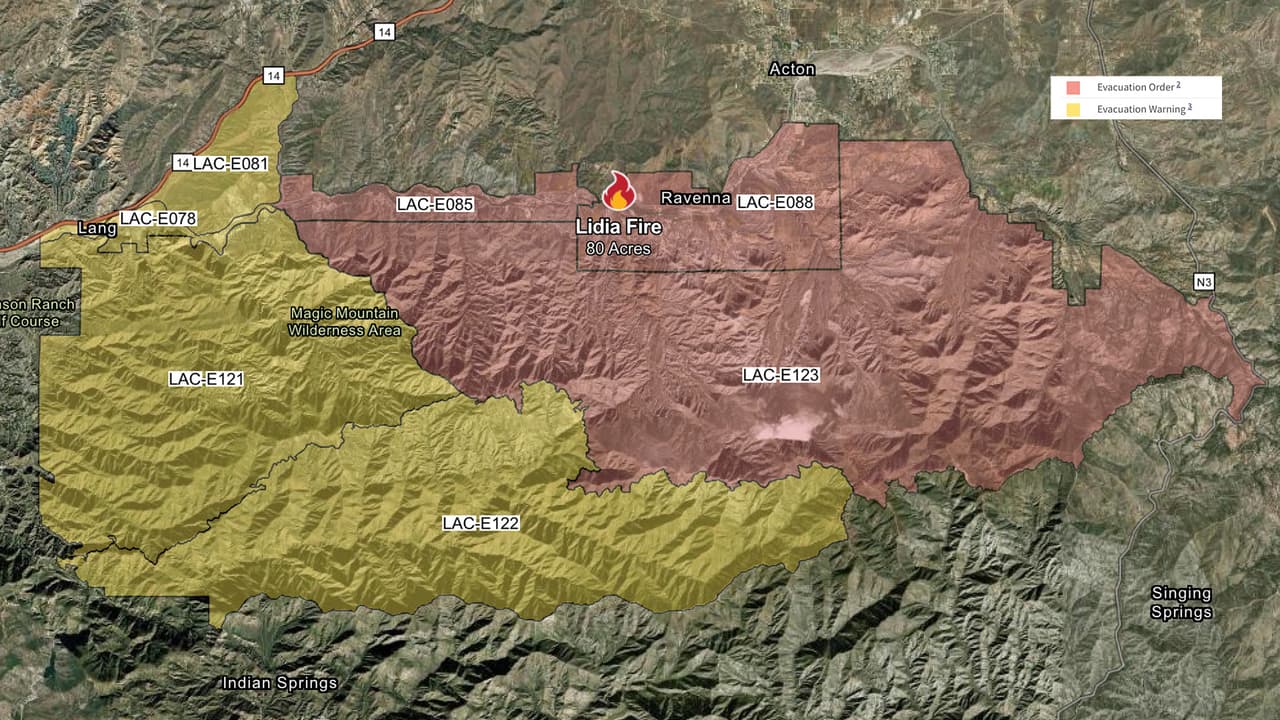 <b>Incendio Lidia</b>
<br>Comenzó alrededor de las 2:07 del miércoles 8 de enero sobre la cuadra 500 de Soledad Canyon Rd, en Acton y hasta el momento ha devastado 348 acres, y aunque su
<b>contención ya avanza en un 30%</b>, autoridades han ordenado la evacuación de tres zonas aledañas al fuego y ha puesto a otras en alerta de evacuación.
<br>
<br>
<b>Centros de evacuación:</b>
<br>- Soledad Canyon Road, entre Agua Dulce Canyon Road y Crown Valley Road.