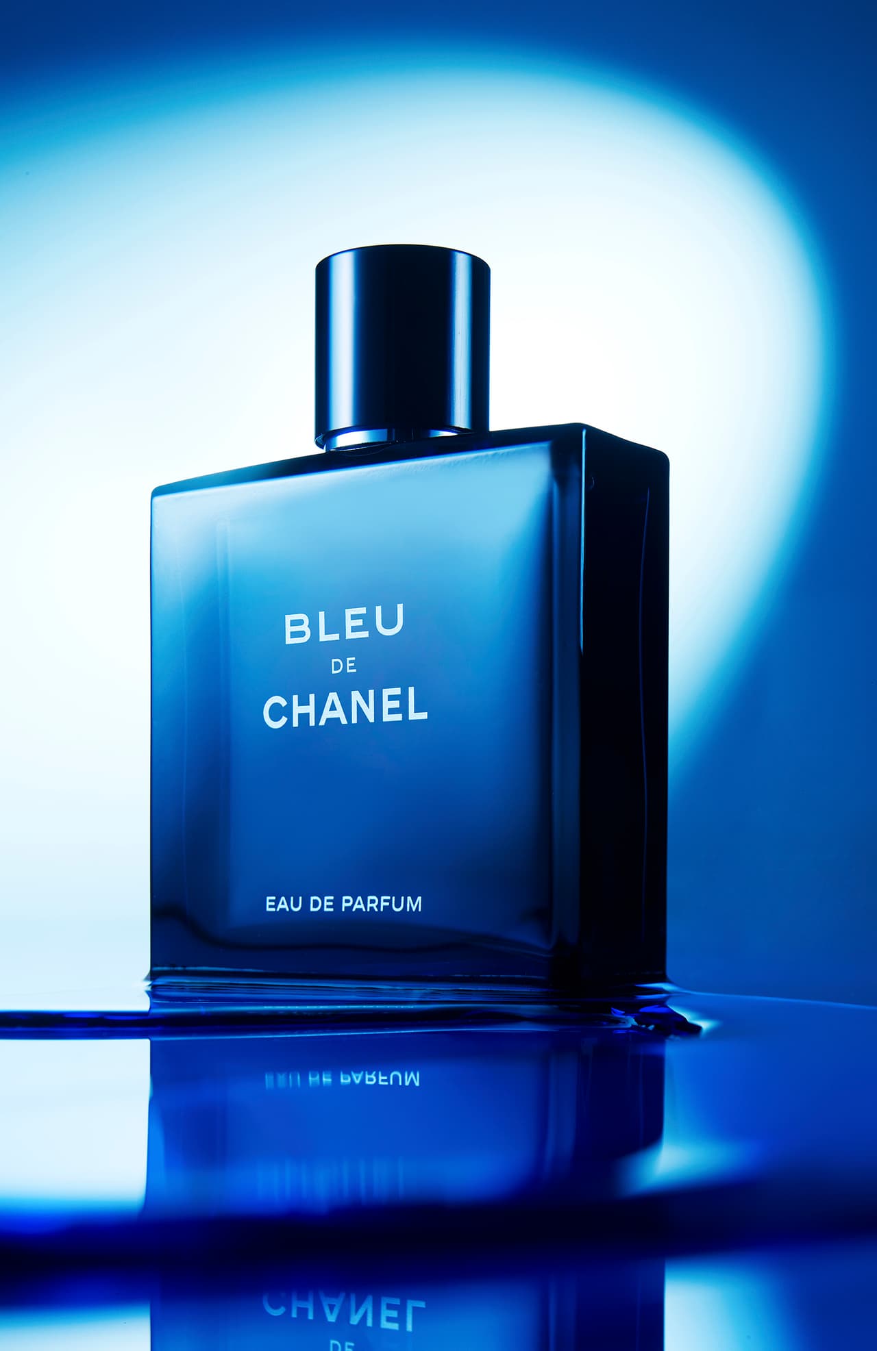 Por $110 dólares podrías regalarle una esencia deliciosa que encantará a todos con su presencia: ¡el Bleu de Chanel!