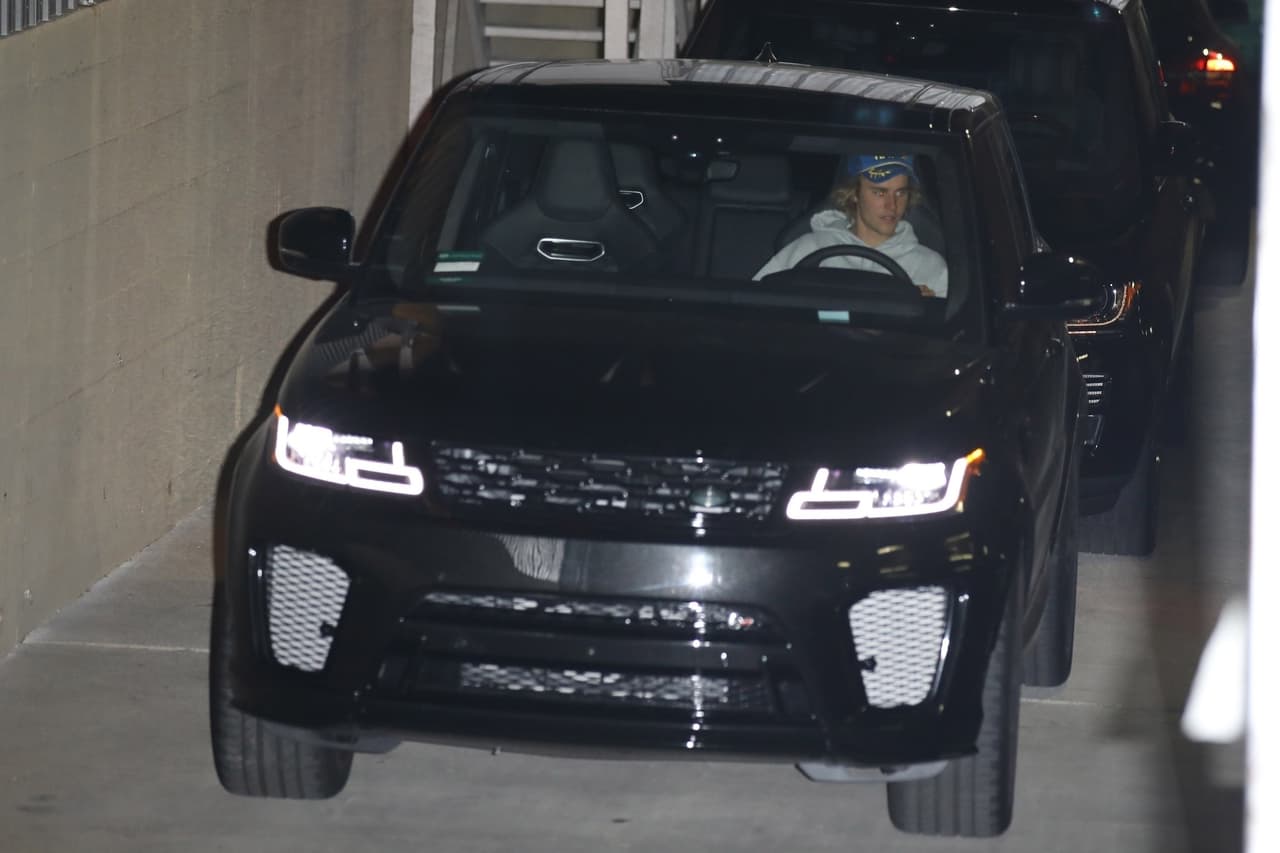 Las fotos de los paparazzi muestran a Justin Bieber conducir
<b> su elegante y poderosa SUV para ir a la iglesia</b>.