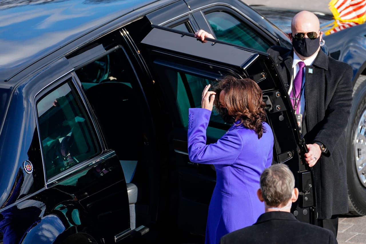 Sus puertas, de ocho pulgadas de grosor, están reforzadas con aluminio, cerámica y acero. Las ventanas, también a prueba de balas, son de cinco pulgadas de grosor y no pueden abrirse.