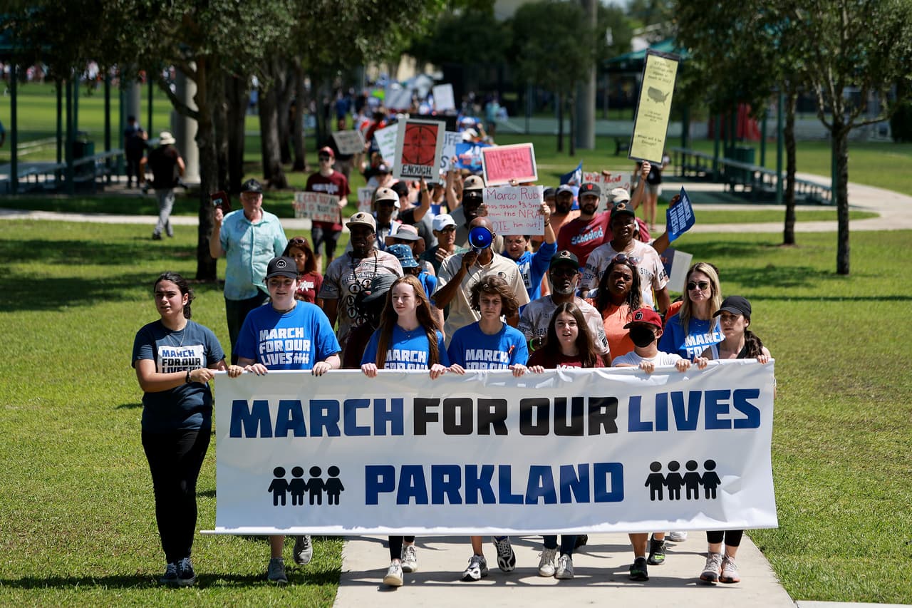 Miles de miembros de la comunidad de Parkland, Broward, se reunieron la mañana de este sábado en el parque Pine Trails, para unir sus voces en la manifestación de la Marcha por Nuestras Vidas (March for Our Lives) que busca poner un freno a la violencia armada en los Estados Unidos. 
<br>