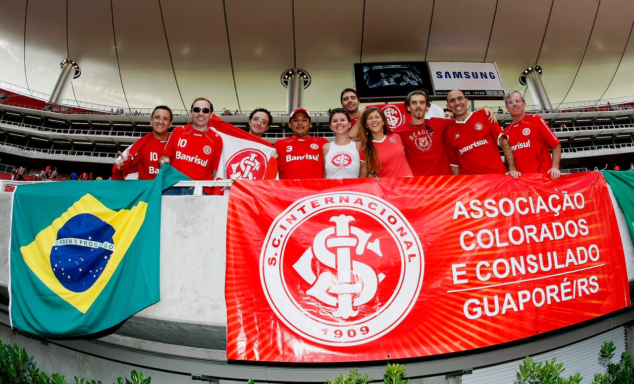 El primer duelo oficial celebrado fue la final de la Copa Libertadores 2010 ante el Internacional de Porto Alegre.