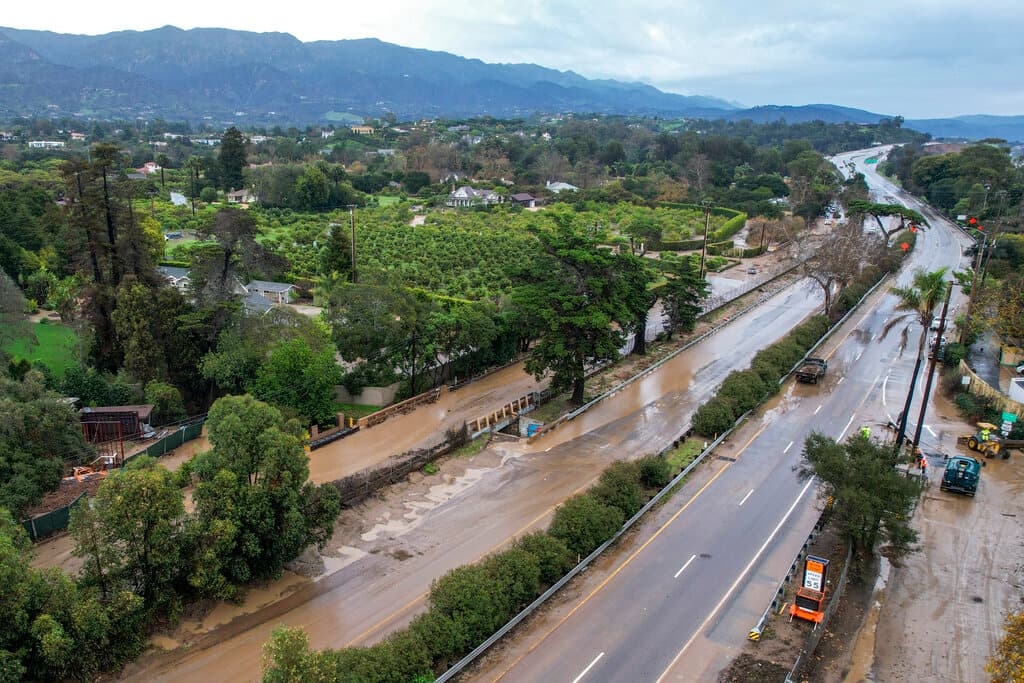 Los deslizamientos de piedras y lodo provocaron el cierre de caminos, y las fuertes corrientes convirtieron autopistas en arroyos. Los ríos desbordados inundaron casas y los residentes de pequeñas comunidades anegadas por el agua y el lodo quedaron varados. La imagen es una vista aérea de la inundación cerca de la autopista 101, en San Ysidro.