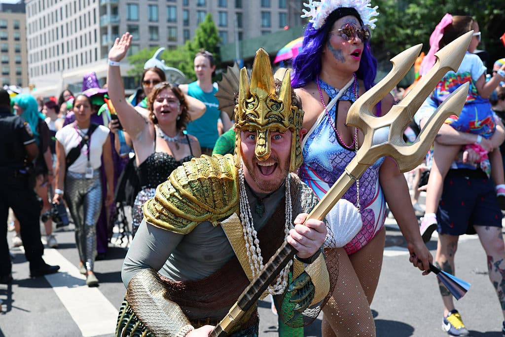 El júbilo era contagioso en Coney Island durante el Desfile de las Sirenas. No faltaron los 'Neptuno' o 'Poseidón', que interpretaron con gracia al dios del mar, según romanos y griegos.