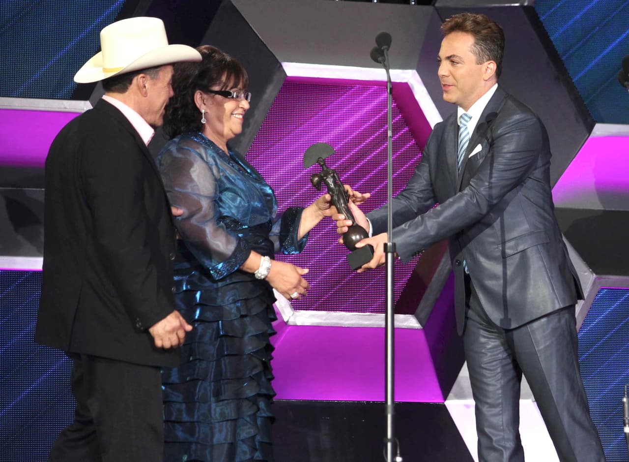 “Ella tiene el derecho de unirse con quien quiera”, reiteró
<b>Don Pedro</b> respecto a la
<b>mamá de Jenni Rivera</b>, con quien se separó finalmente entre 2009 y 2010.