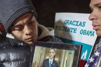 Dos inmigrantes indocumentados en las afueras de la Casa Blanca escuchan el mensaje del Presidente Barack Obama el 20 de noviembre de 2014, cuando anunció la Acción Ejecutiva.