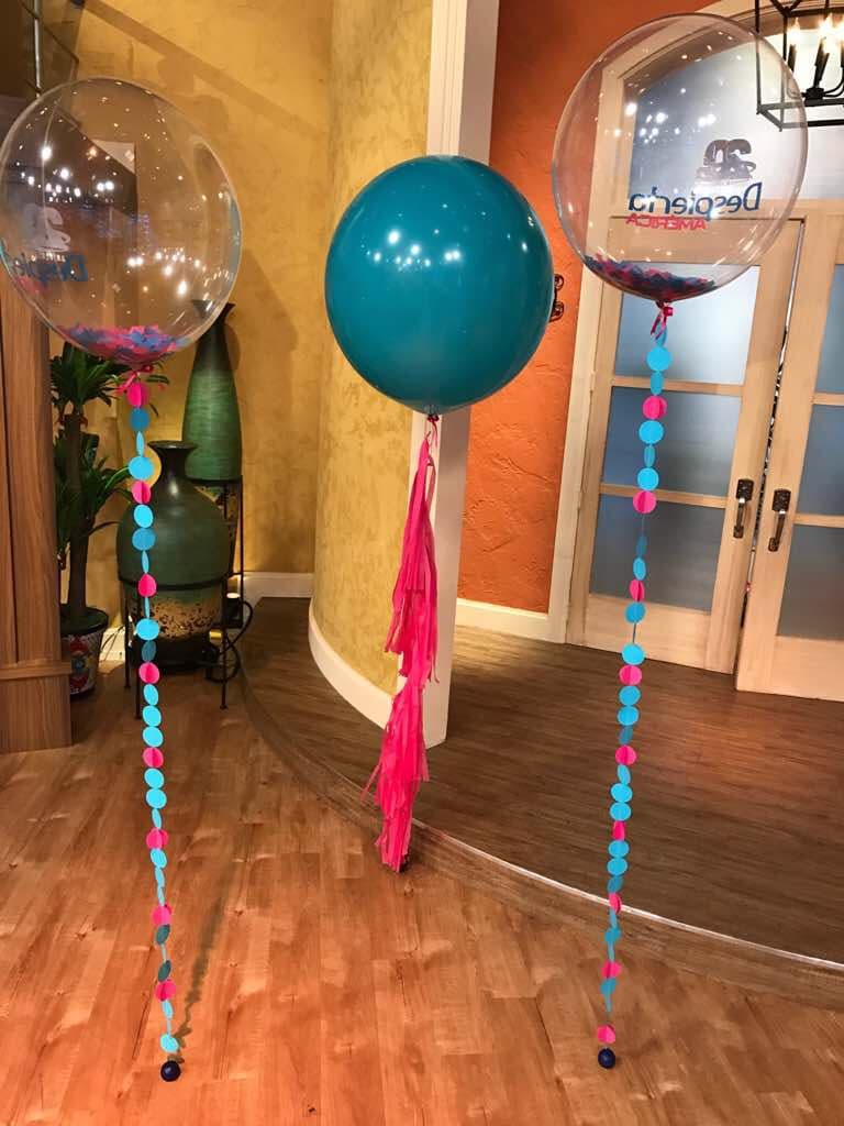 Por la puerta de la casa de Despierta América irían entrando uno por uno.