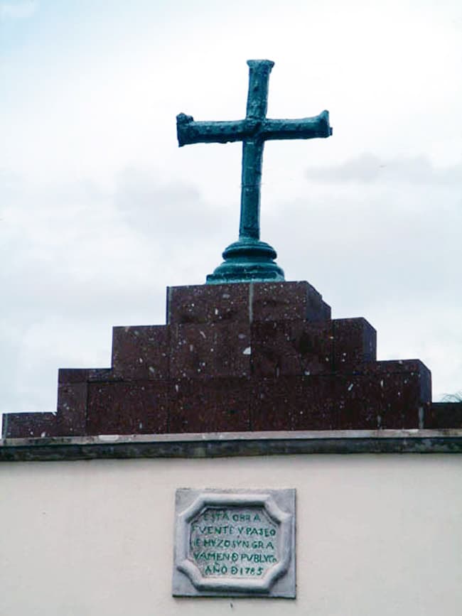 ‘No pude encontrar trabajo, para mi madre curar. Busqué pa'arriba y pa'abajo, nadie me quiso ocupar. Pensando en mi madre buena, desesperado volví. Encontré una cruz de arena, y así a mi madre perdí’, canta Mario Quintero de Los Tucanes de Tijuana, el tma ‘ Cruz de Arena’. | 'Cruz Verde', ubicada en Chihuahua, México.