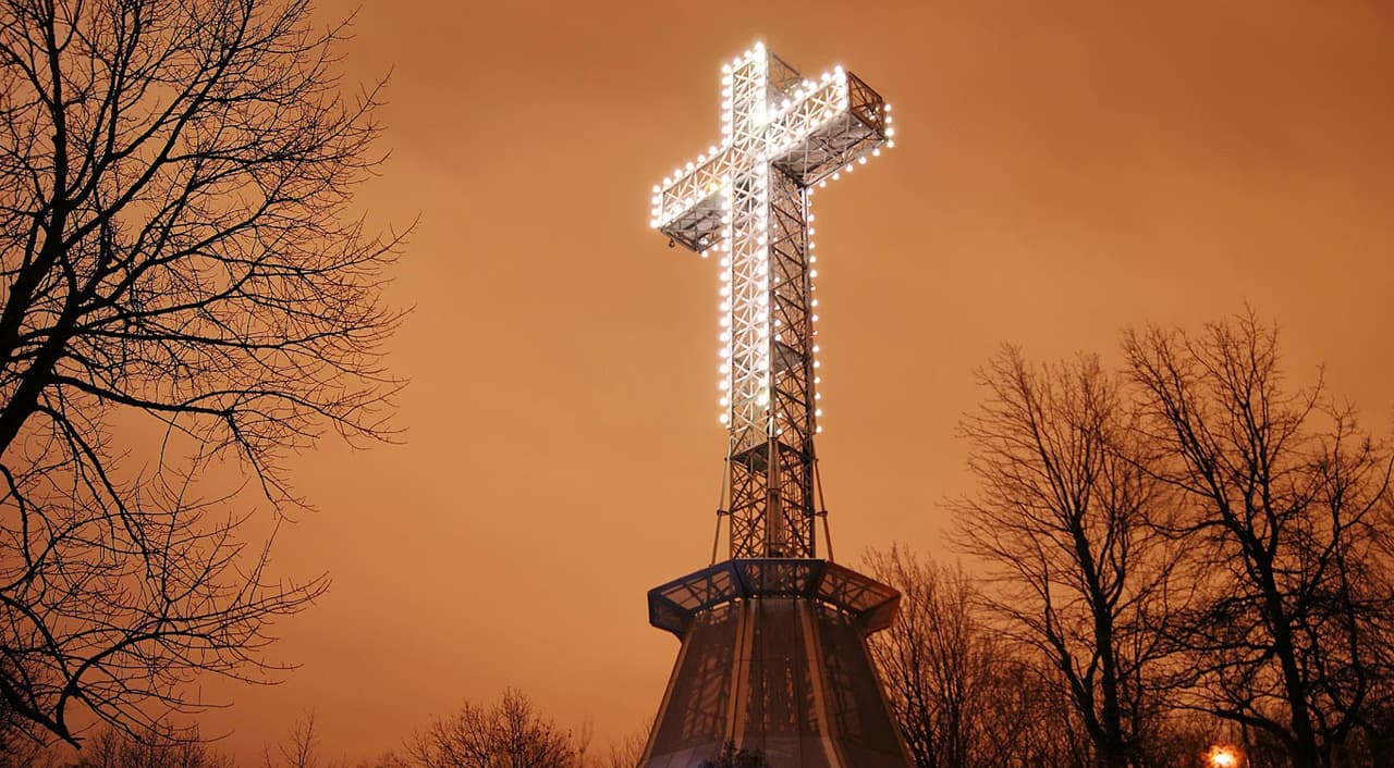 “Con una bolsita y con una botella, quiero me sepulten cuando yo me muera. Que toque la banda ‘Un Puño de Tierra’, ‘La Vida Prestada’ y ‘Cruz de Madera’. No quiero tristeza, no quiero dolor, cuando ya me lleven con rumbo al panteón. Saquen la bolsita y agarren avión, que yo aquí me pongo adentro del cajón”, es otro corridor de Los Buitres de Culiacán. | 'Croix du Mont-Royal', localizada en Canadá.