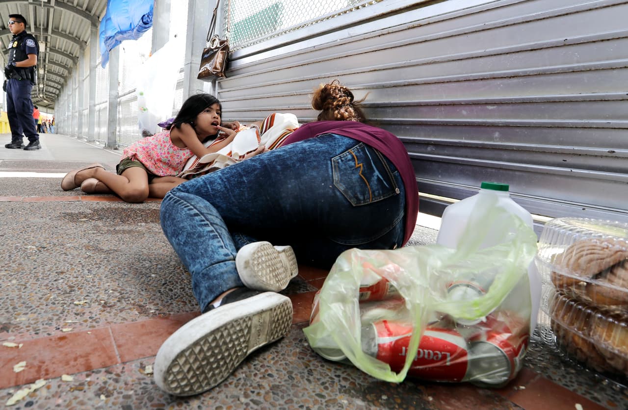 Esta familia hondureña ha estado esperando dos días en el Puente Internacional Gateway, que conecta a los Estados Unidos y México, entre Matamoros y Brownsville. Aguardan a que las autoridades estadounidenses le den permiso de entrar a la garita de la Oficina de Aduanas y Protección fronteriza para solicitar asilo. 24 de junio de 2018.