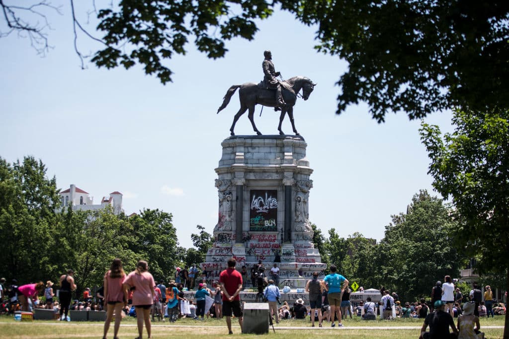 Manifestación contra el racismo en el sitio donde está la estatua del general confederado Robert Lee en Richmond, Virginia.